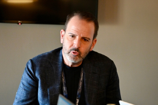 조쉬 뉴먼 인텔 클라이언트 컴퓨팅 그룹 제품 마케팅 및 관리 총괄이 3일(현지 시각) 독일 베를린 한 호텔에서 한국 기자들과 만나 인터뷰하고 있다. <연합뉴스 제공>